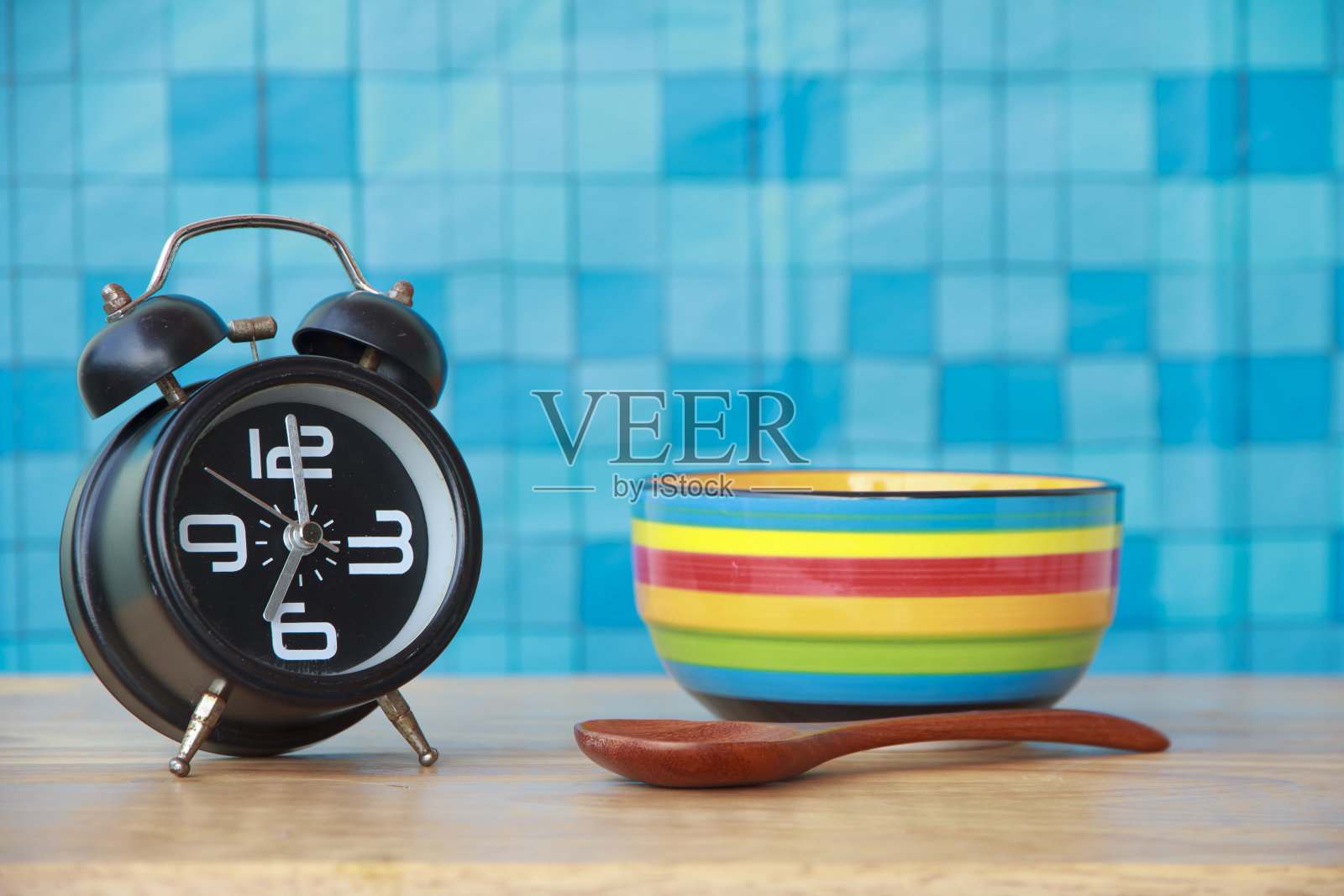 库存图片:概念闹钟与彩色汤杯照片摄影图片