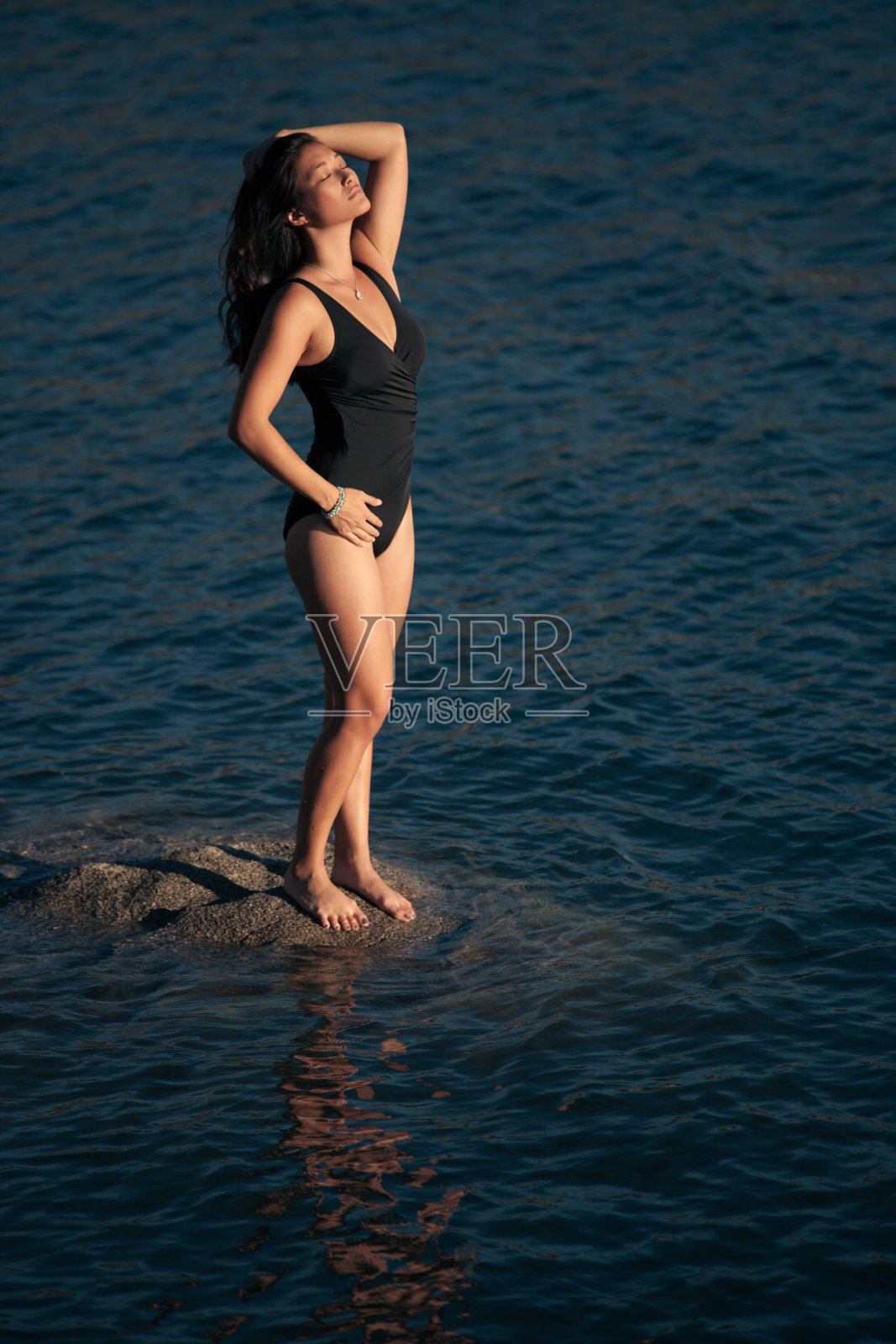 美丽年轻的中国泳装模特照片摄影图片