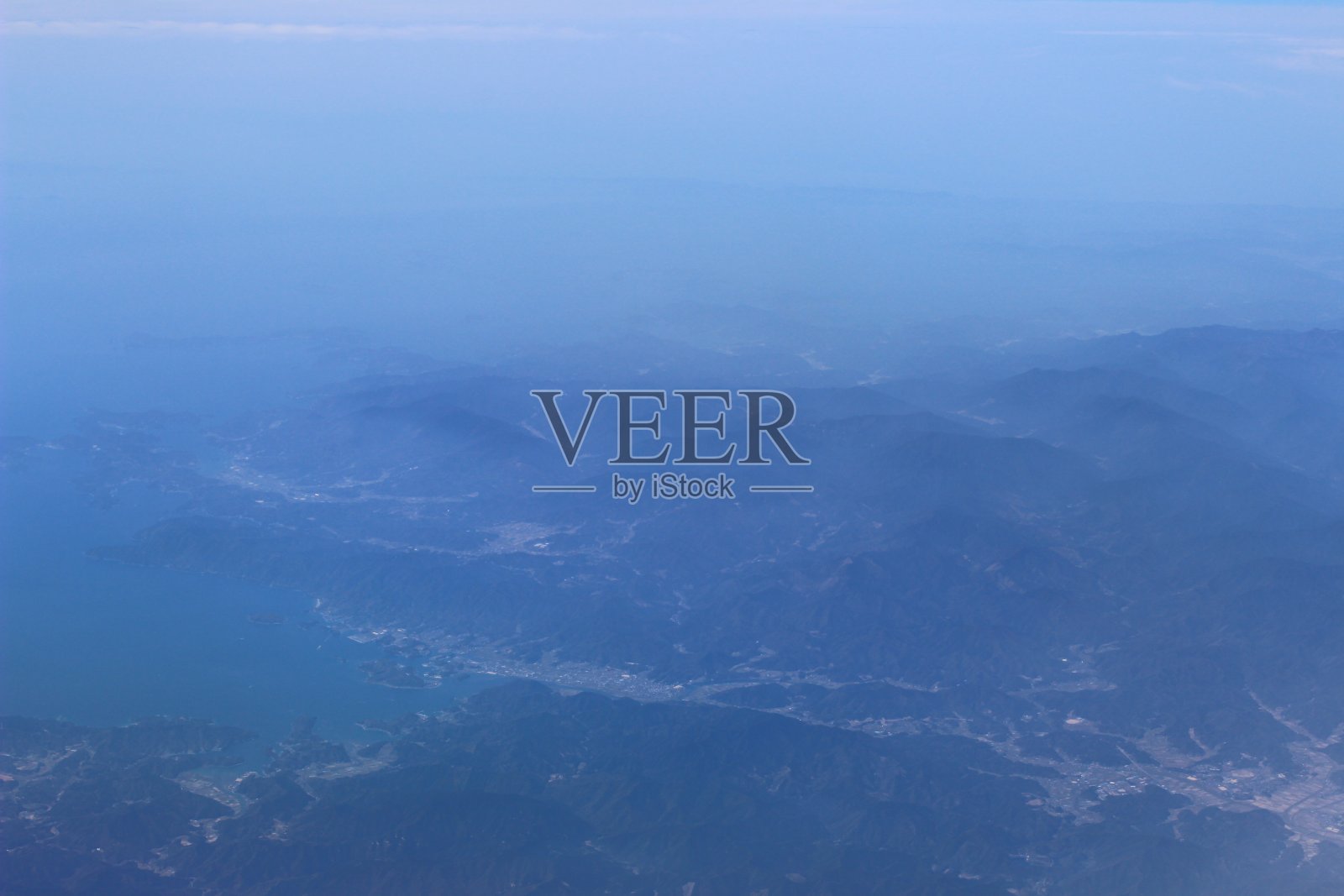 鸟瞰图的城市通过飞机窗口照片摄影图片