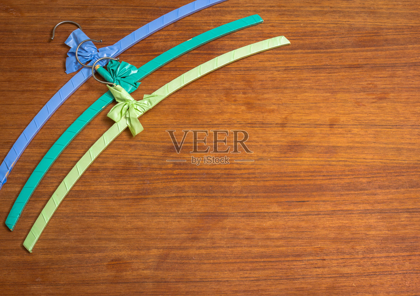 色彩鲜艳的衣架照片摄影图片