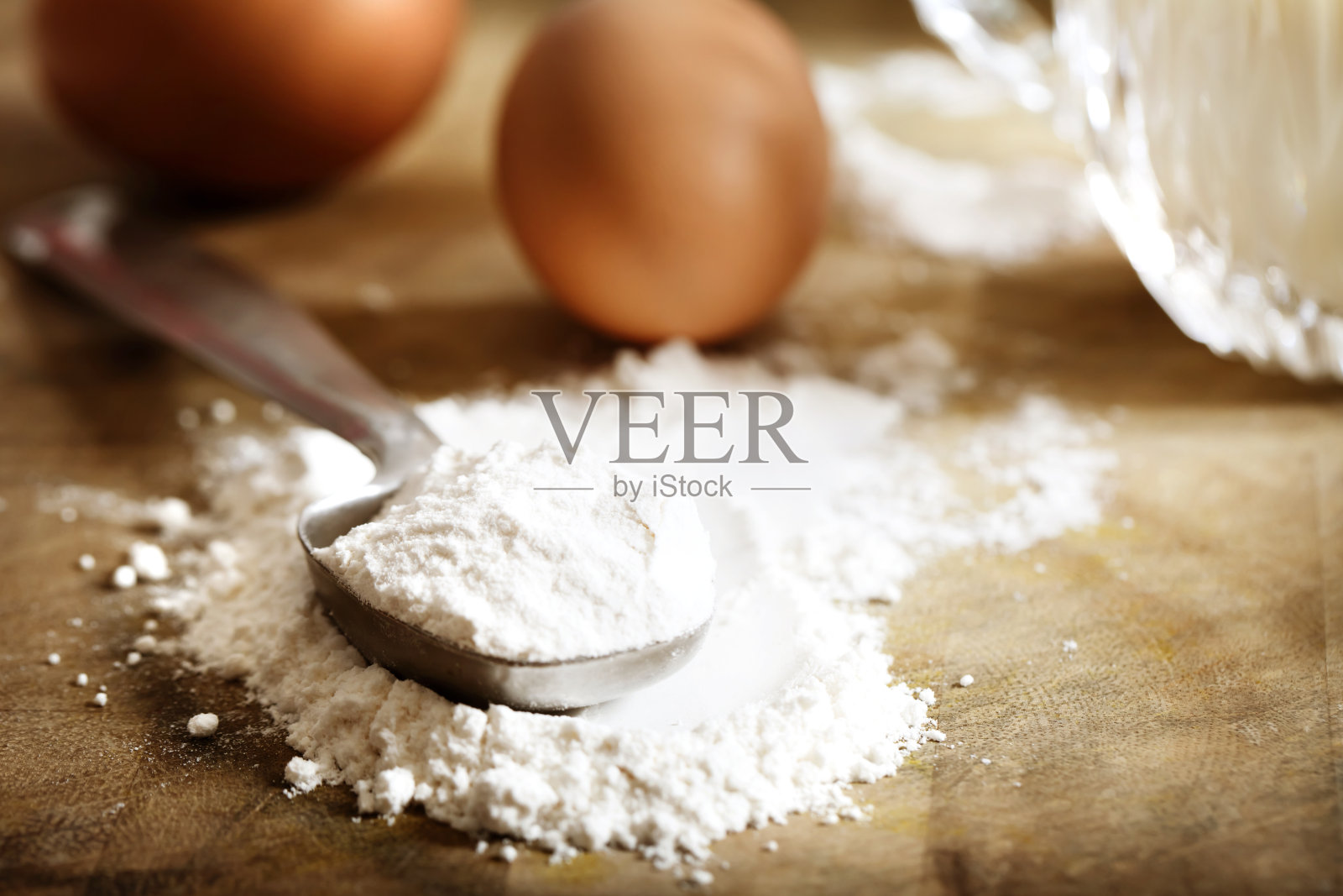 面粉，鸡蛋和牛奶照片摄影图片