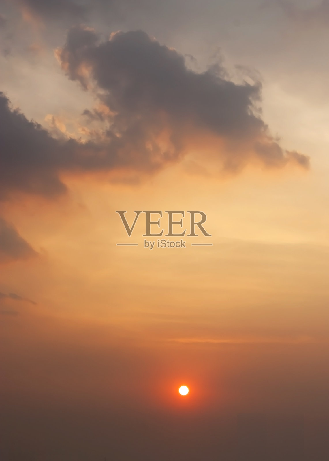 日落天空和云彩的戏剧性时刻。照片摄影图片