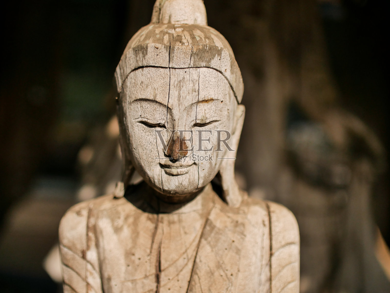 泰国的一座寺庙里的木头佛像照片摄影图片