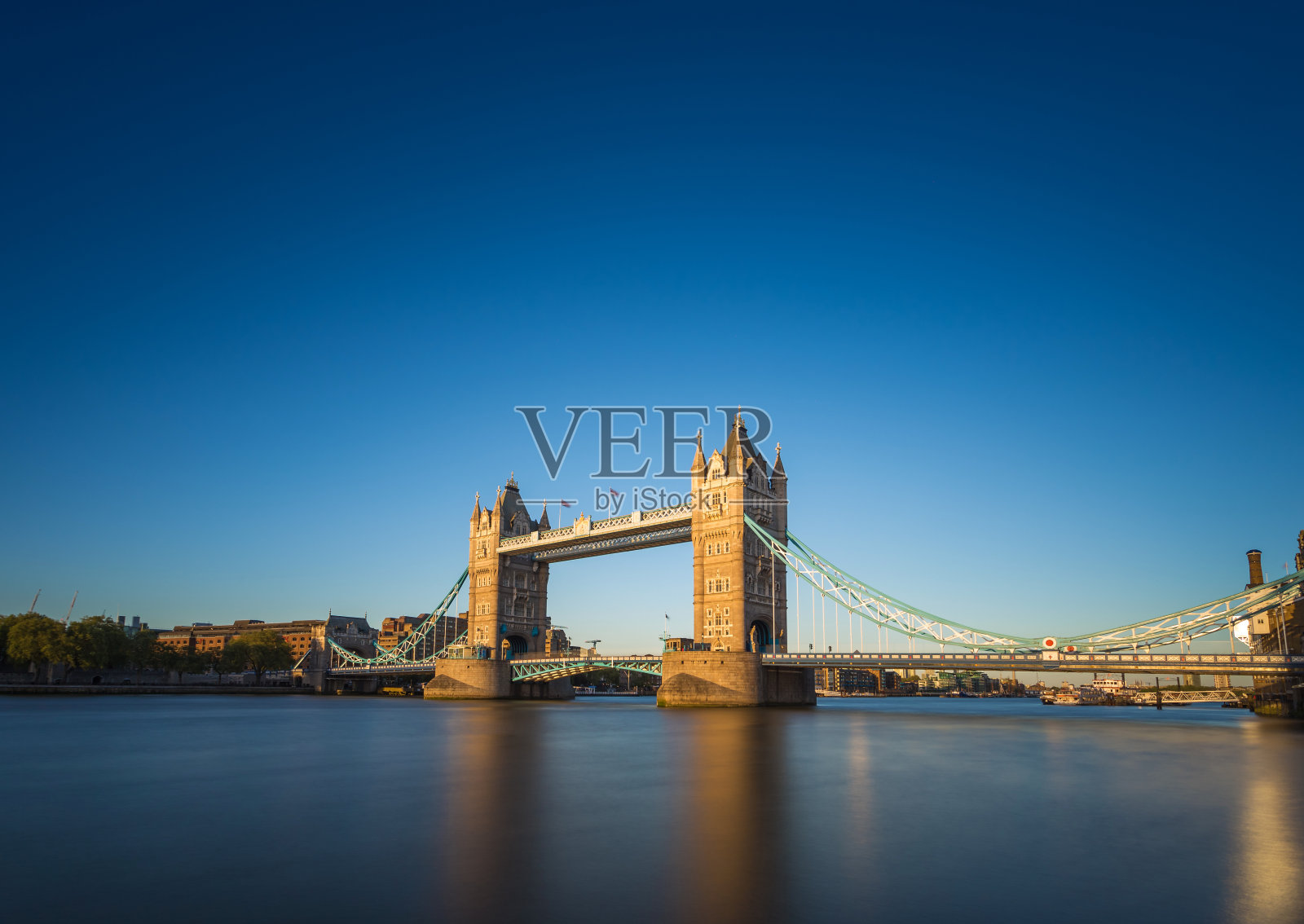 夕阳下的塔桥和清澈的蓝天，伦敦照片摄影图片