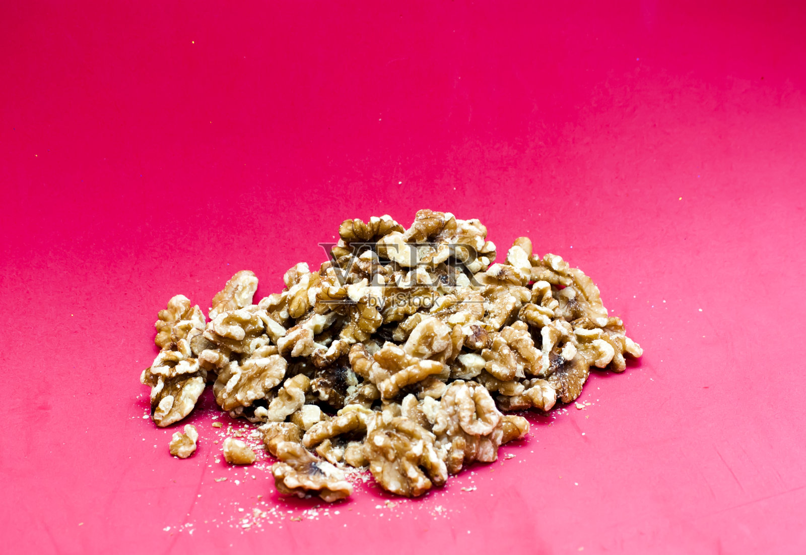 在红色背景上孤立的坚果。照片摄影图片