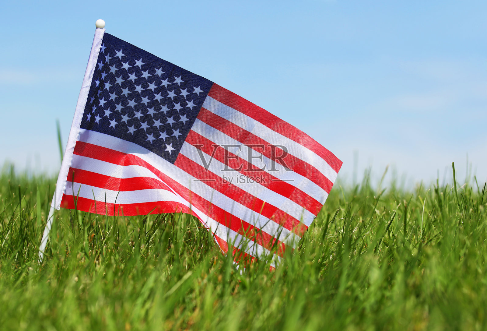 草地上的美国国旗，7月4日照片摄影图片