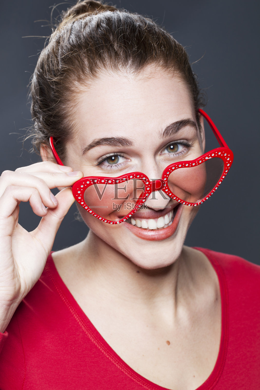 戴着心形眼镜的可爱年轻女孩照片摄影图片