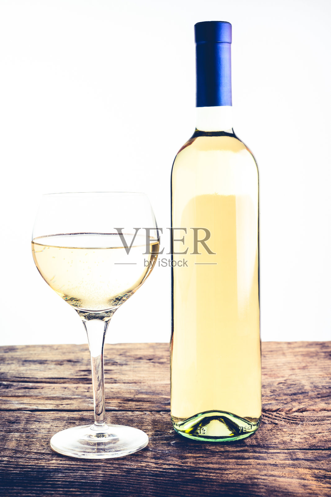 白酒瓶和玻璃-意大利食品和饮料照片摄影图片