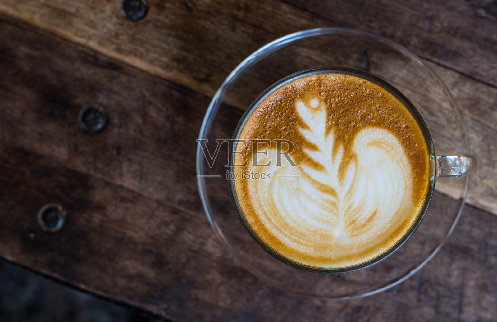 拿铁咖啡放在旧木桌上照片摄影图片