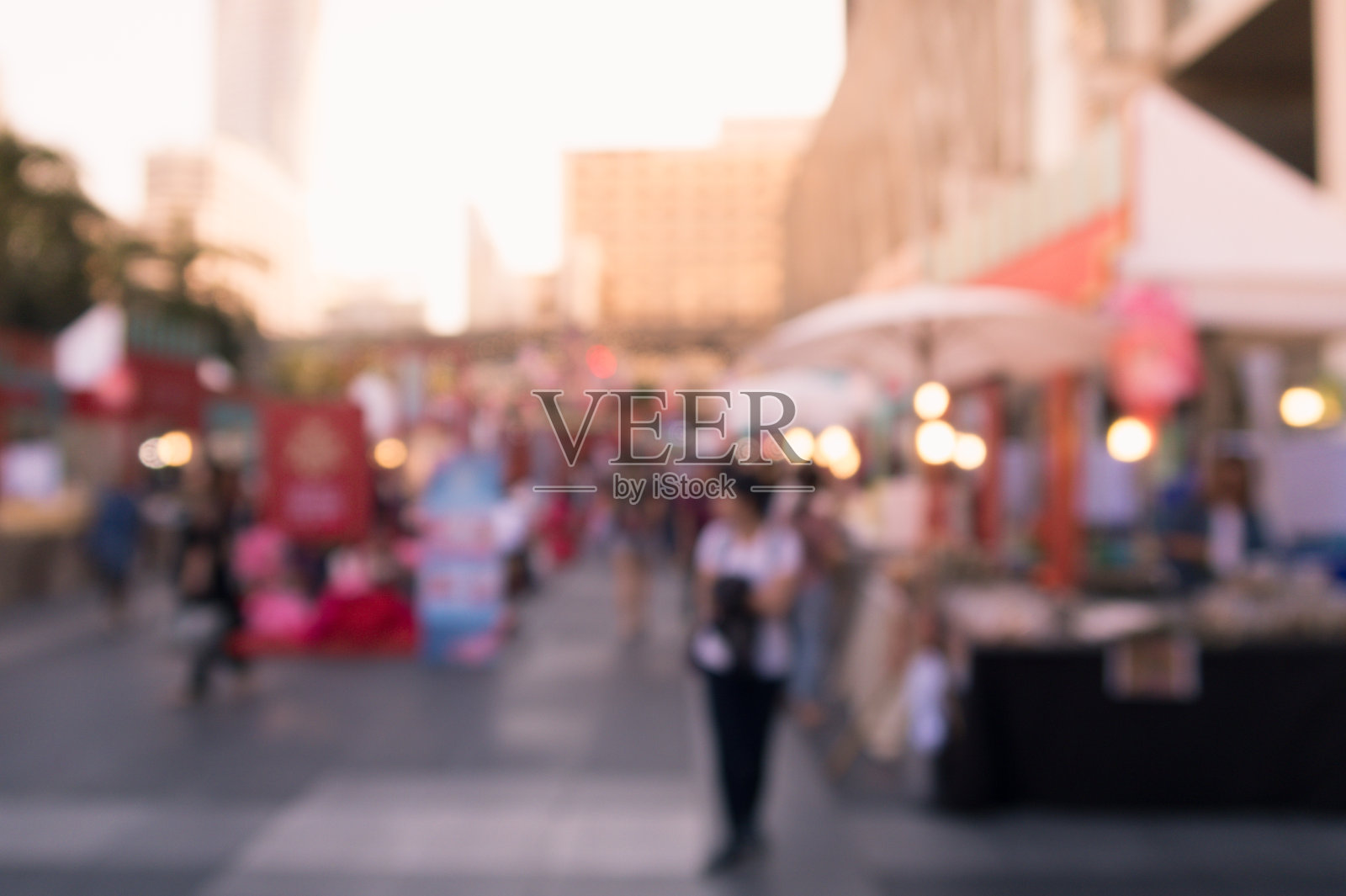 模糊的形象，人们行走和购物在创业市场照片摄影图片