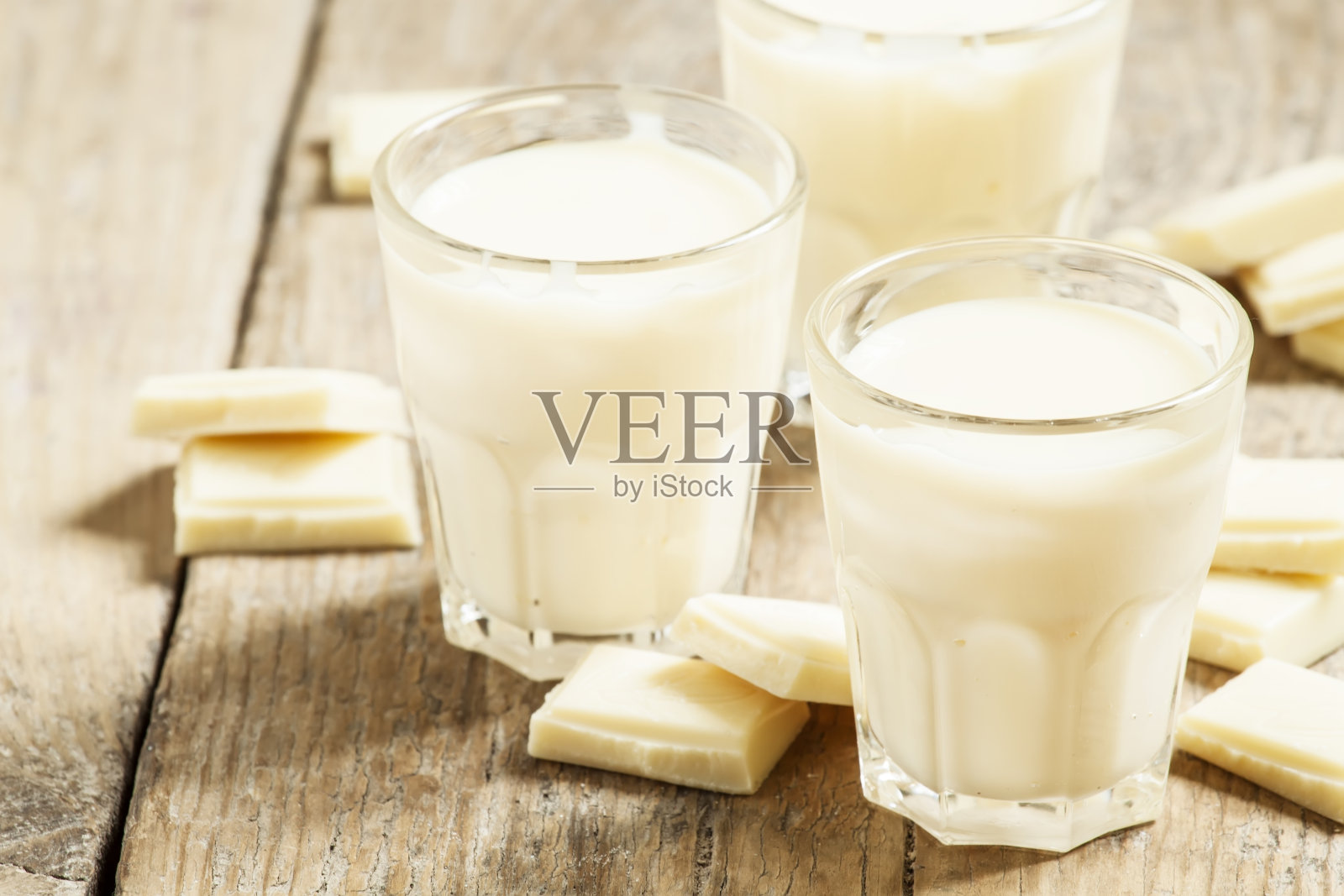 小杯白巧克力慕斯照片摄影图片