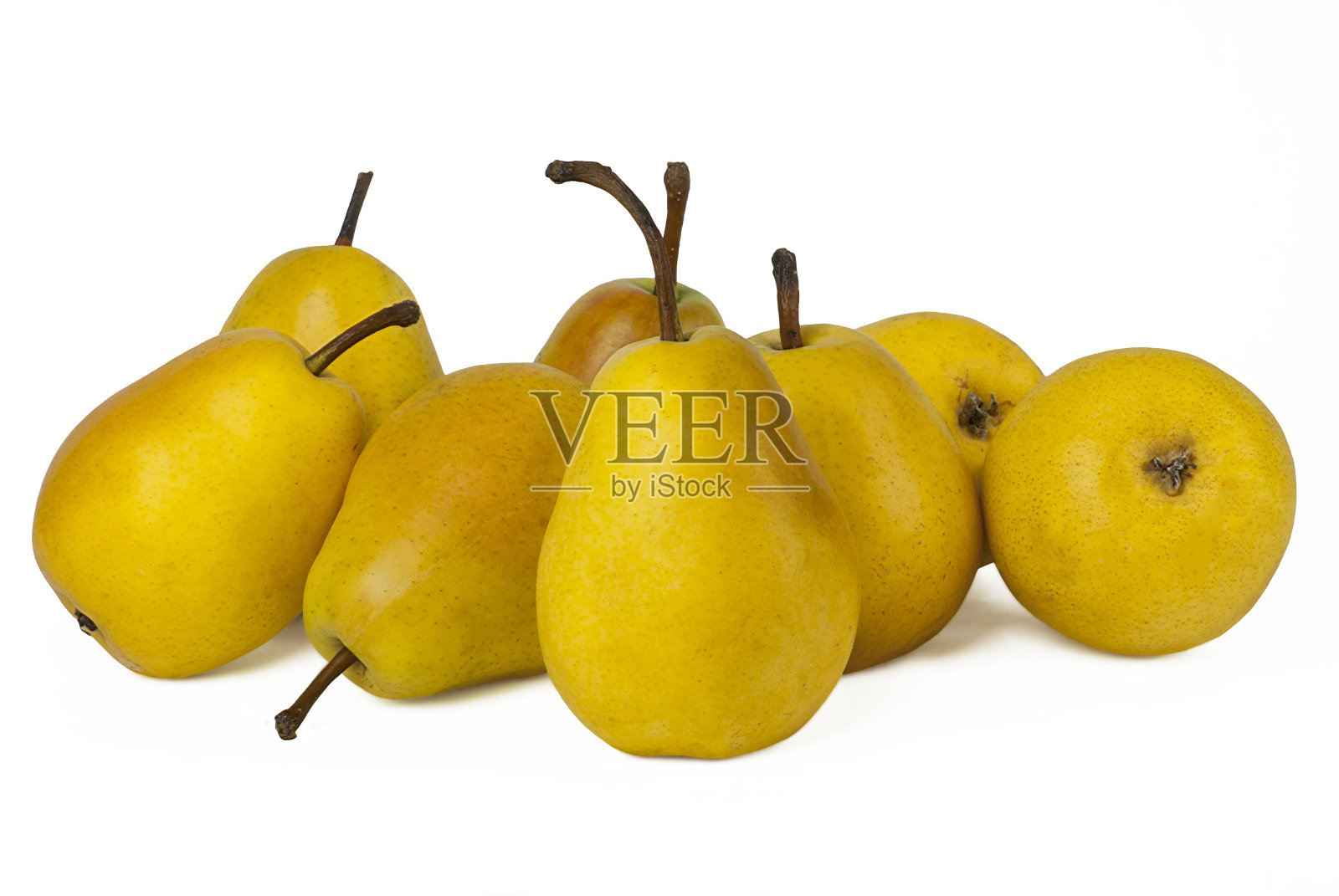 白色背景上的黄梨。照片摄影图片