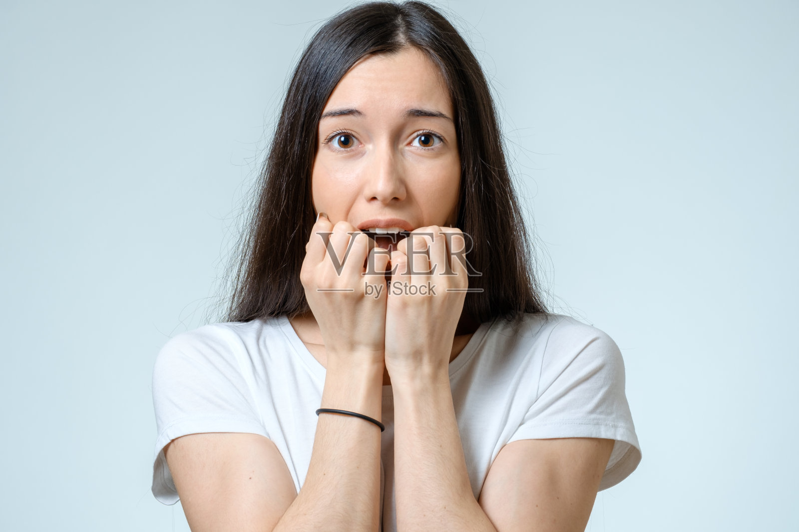 美丽的年轻女子与恐惧的表情孤立在白色的背景照片摄影图片