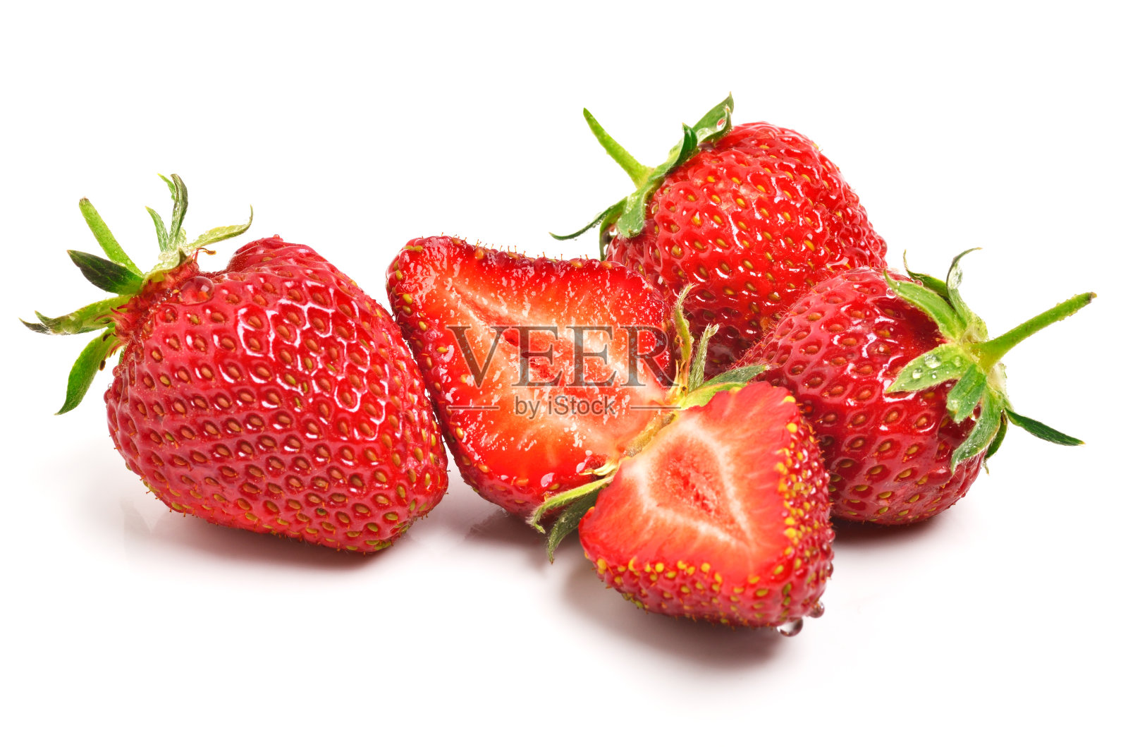 带叶子的成熟草莓照片摄影图片