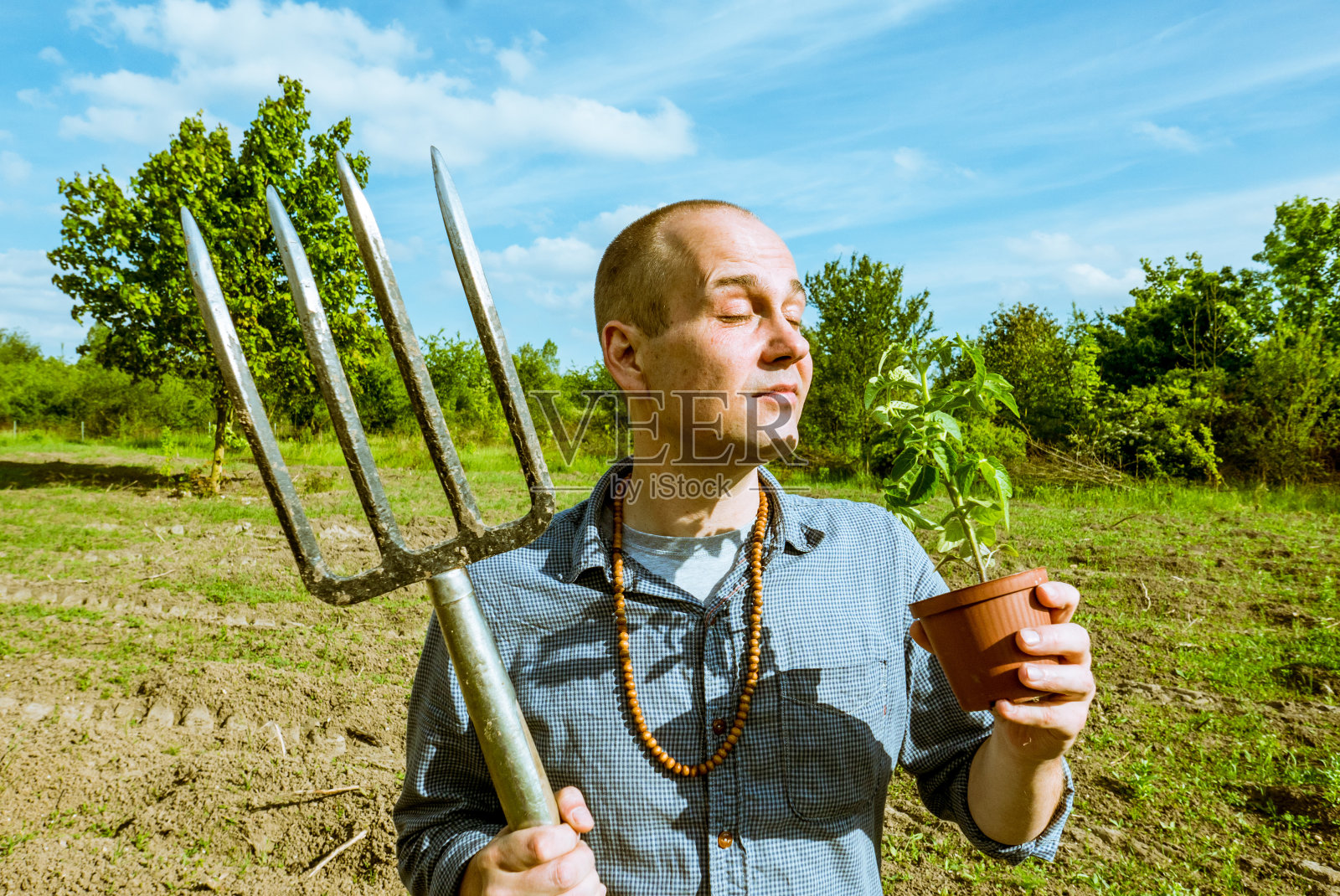 生态农民与植物和叉子照片摄影图片