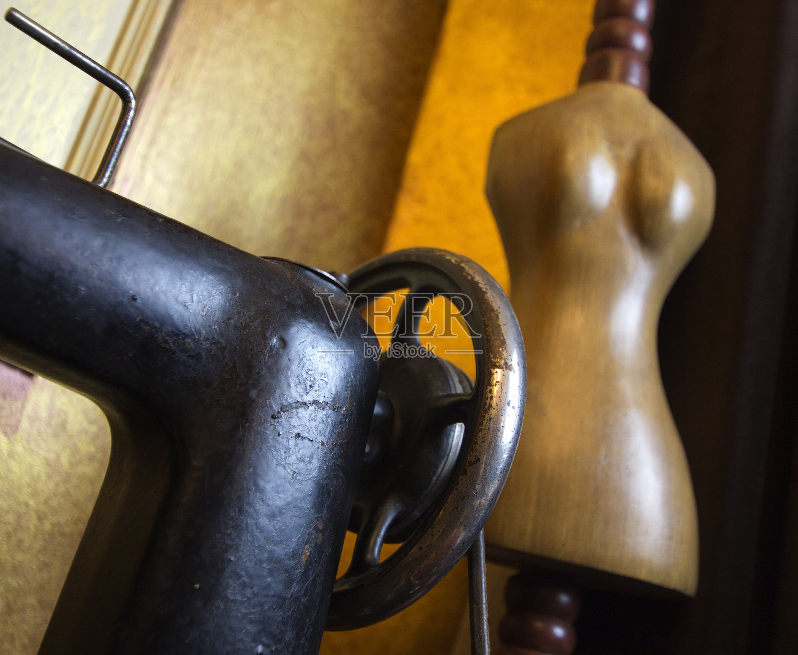 缝纫机和人体模型照片摄影图片