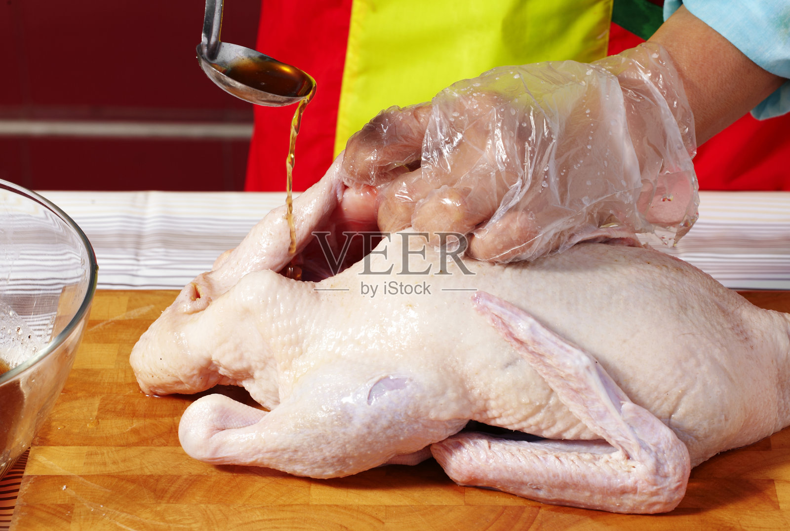 近距离烹饪中国烤鸭照片摄影图片