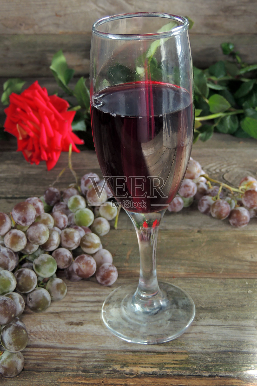 木制背景上的葡萄酒和葡萄照片摄影图片