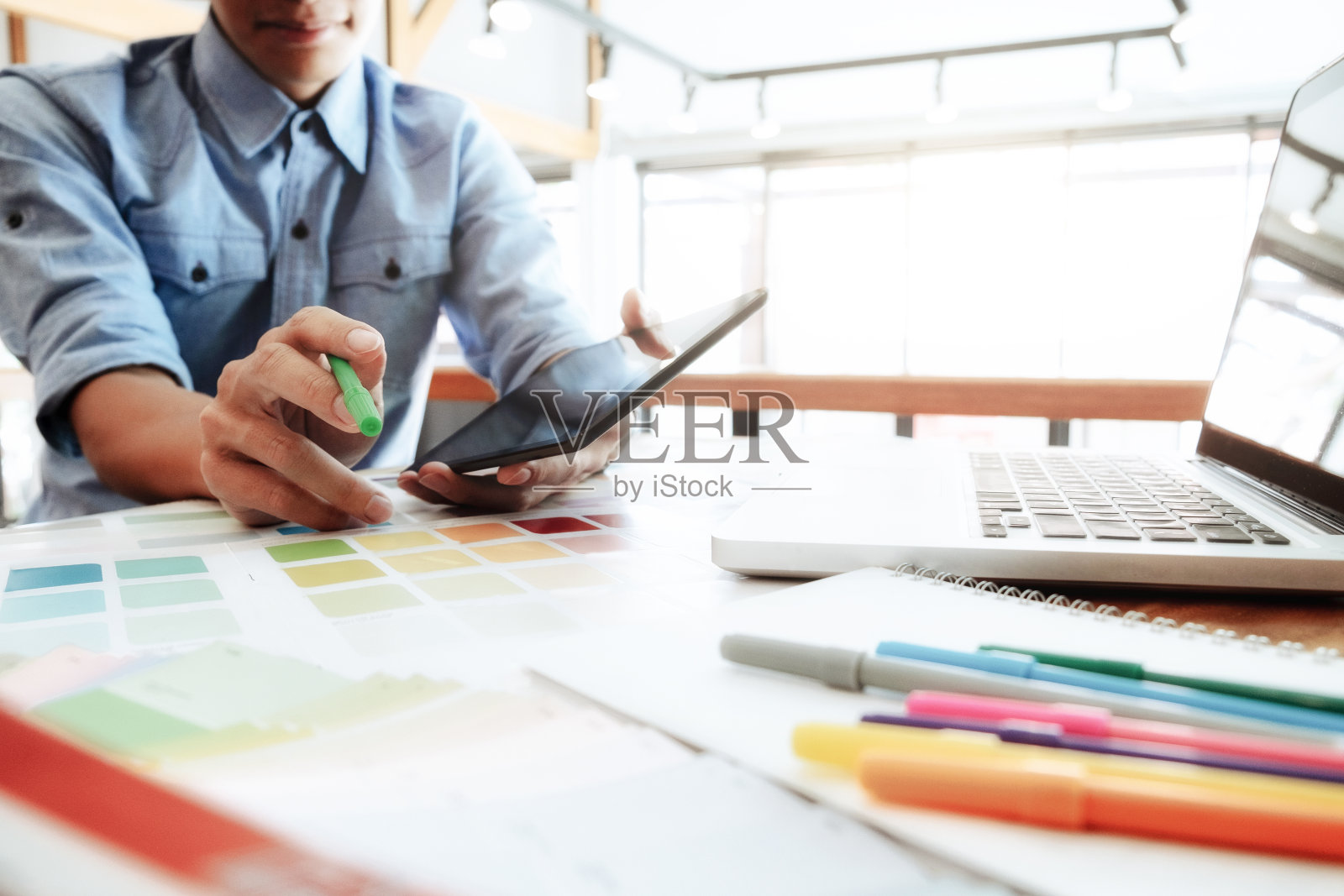 创意摄影师选择图片和使用电脑工作。照片摄影图片