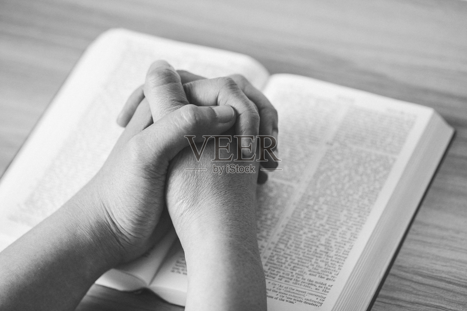 用圣经祈祷的手照片摄影图片