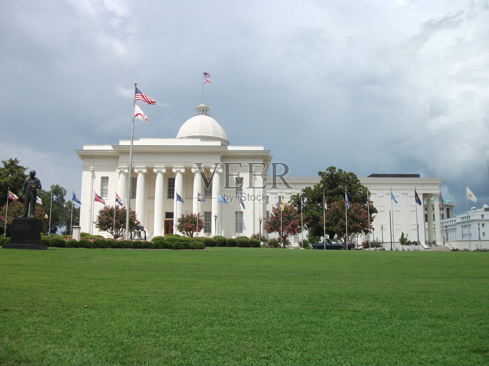 阿拉巴马州首府蒙哥马利在大风的天空下。照片摄影图片