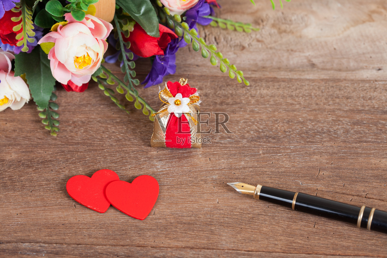 木头上的红心标志照片摄影图片