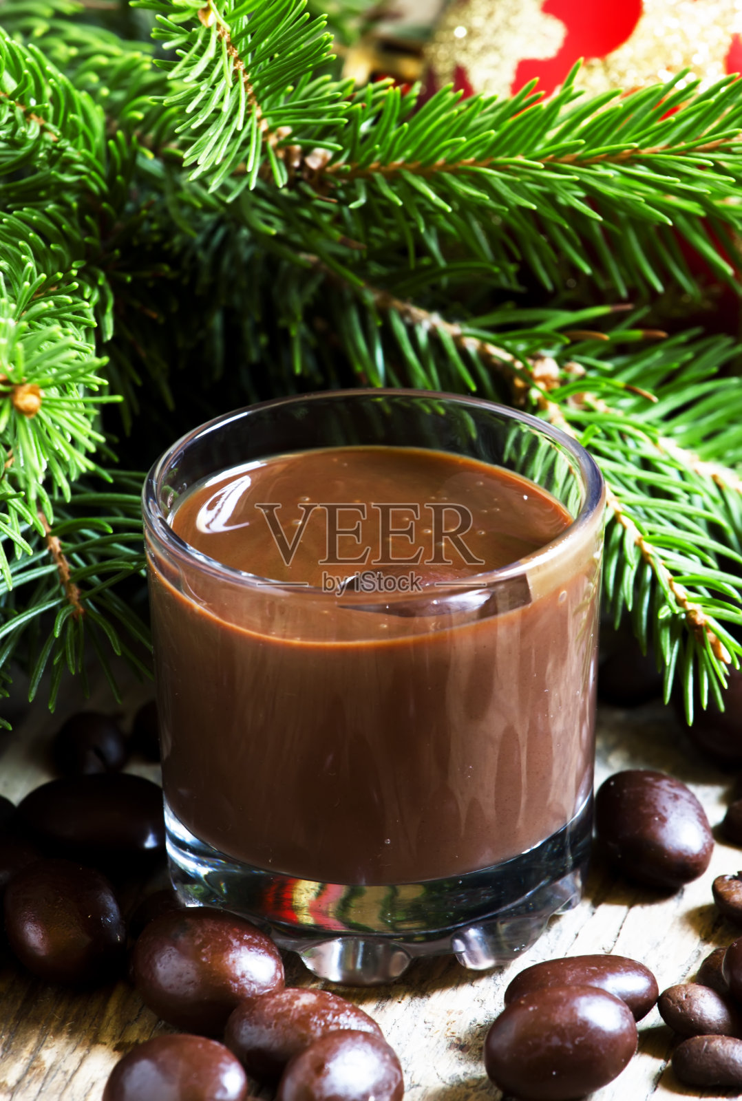 巧克力慕斯，糖果，咖啡豆和冷杉枝照片摄影图片