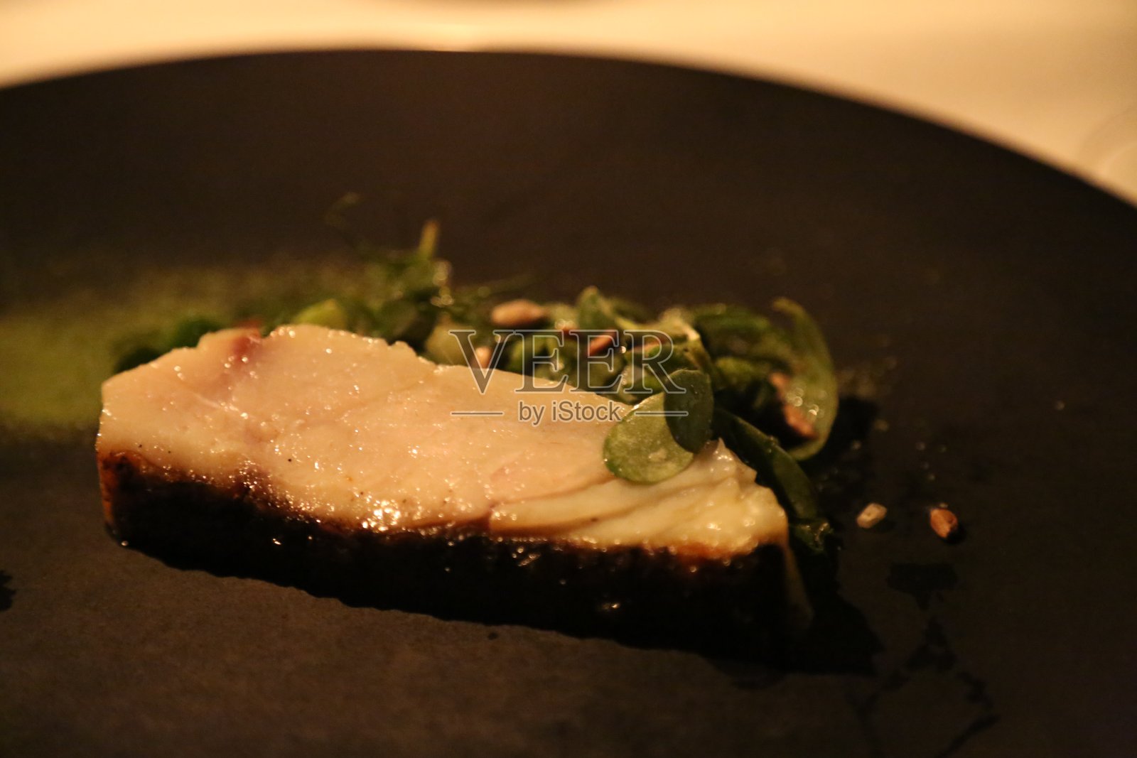 烤鱼配青菜沙拉照片摄影图片