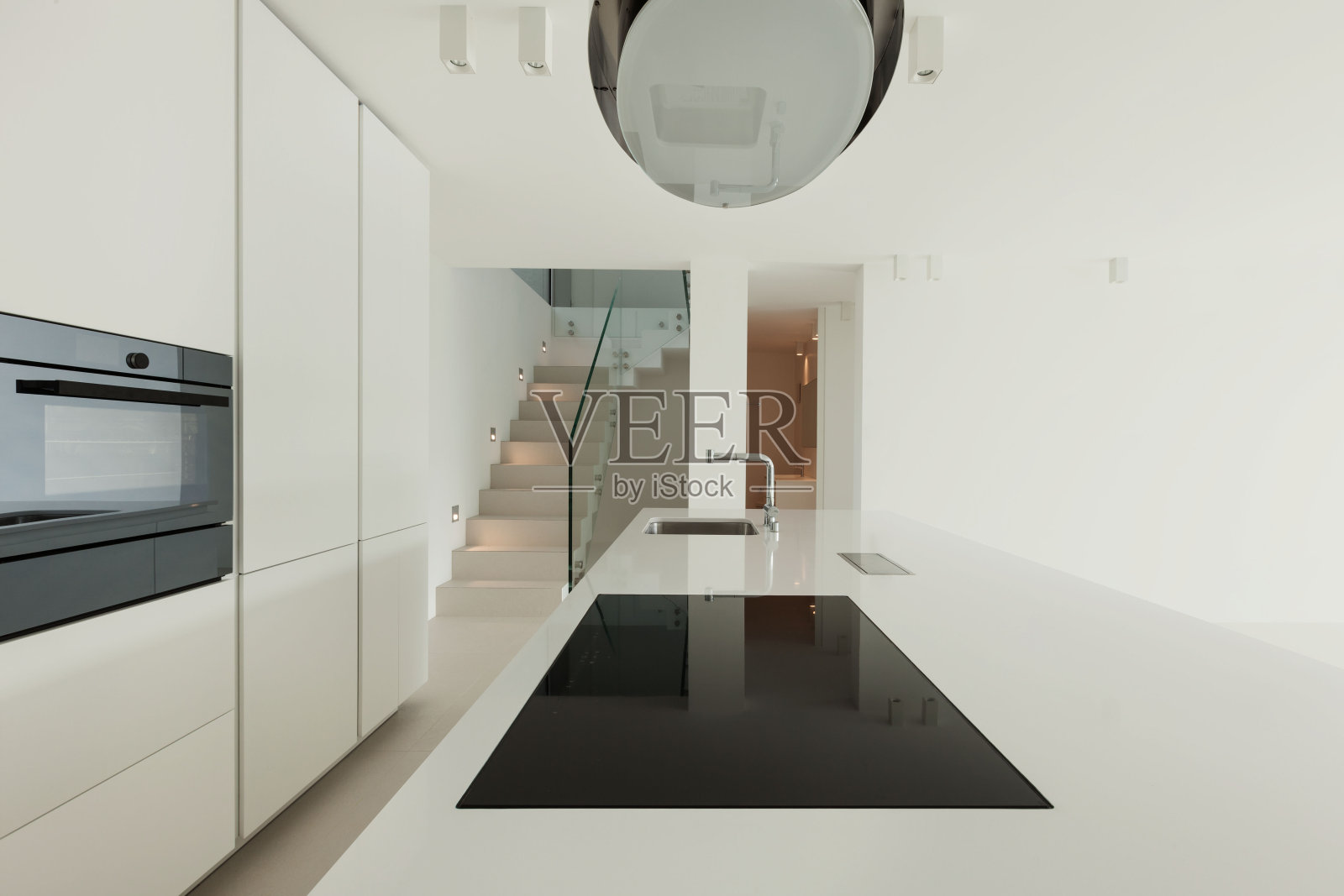 现代住宅的家庭厨房照片摄影图片