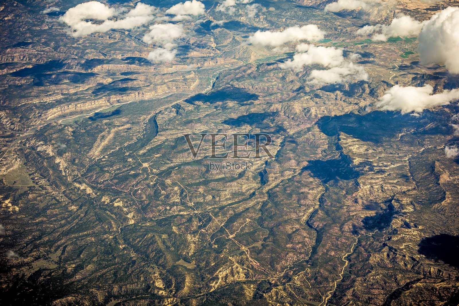 飞过亚利桑那州flagstaff附近的大峡谷山脉照片摄影图片
