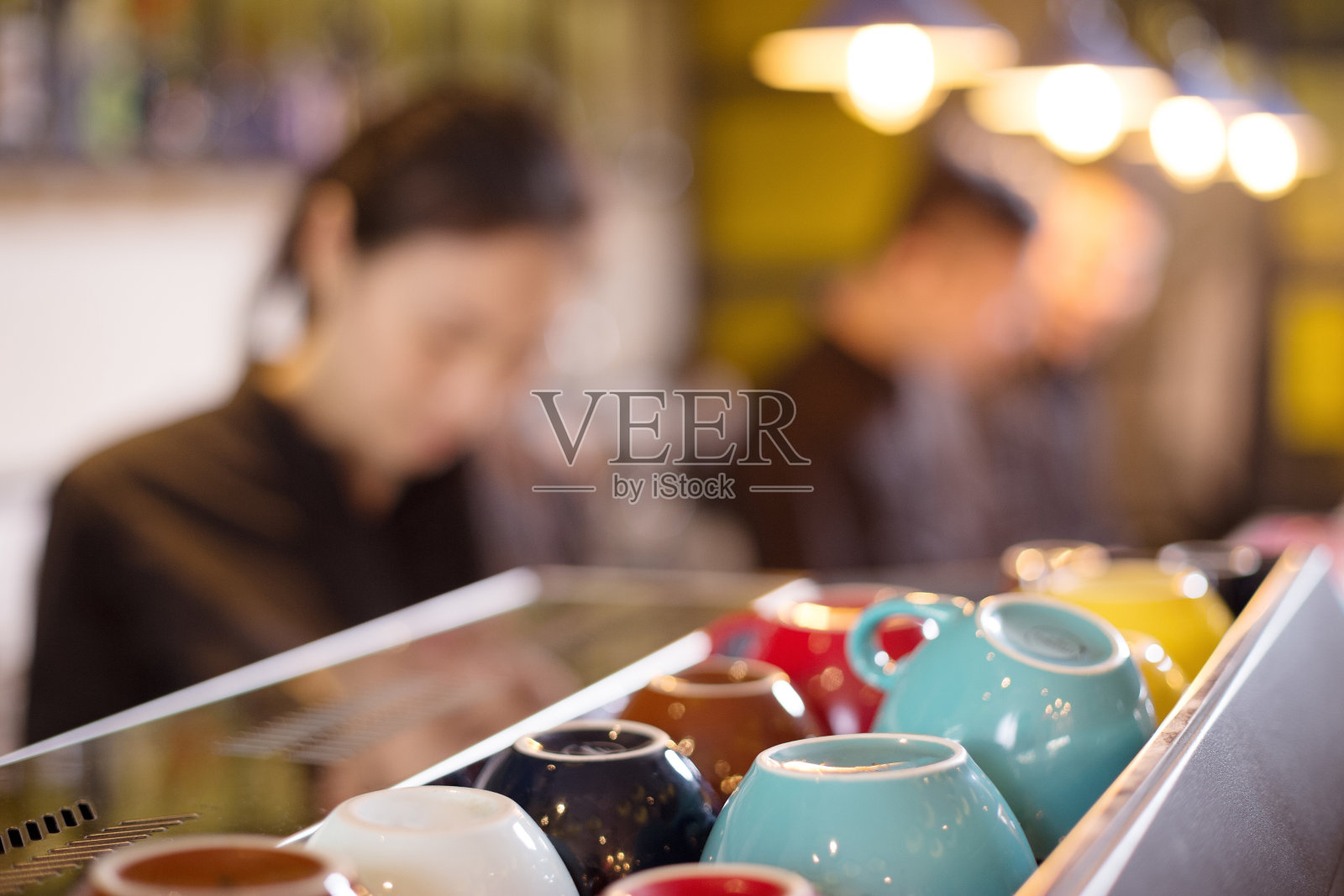 在现代咖啡馆服务的女服务员照片摄影图片