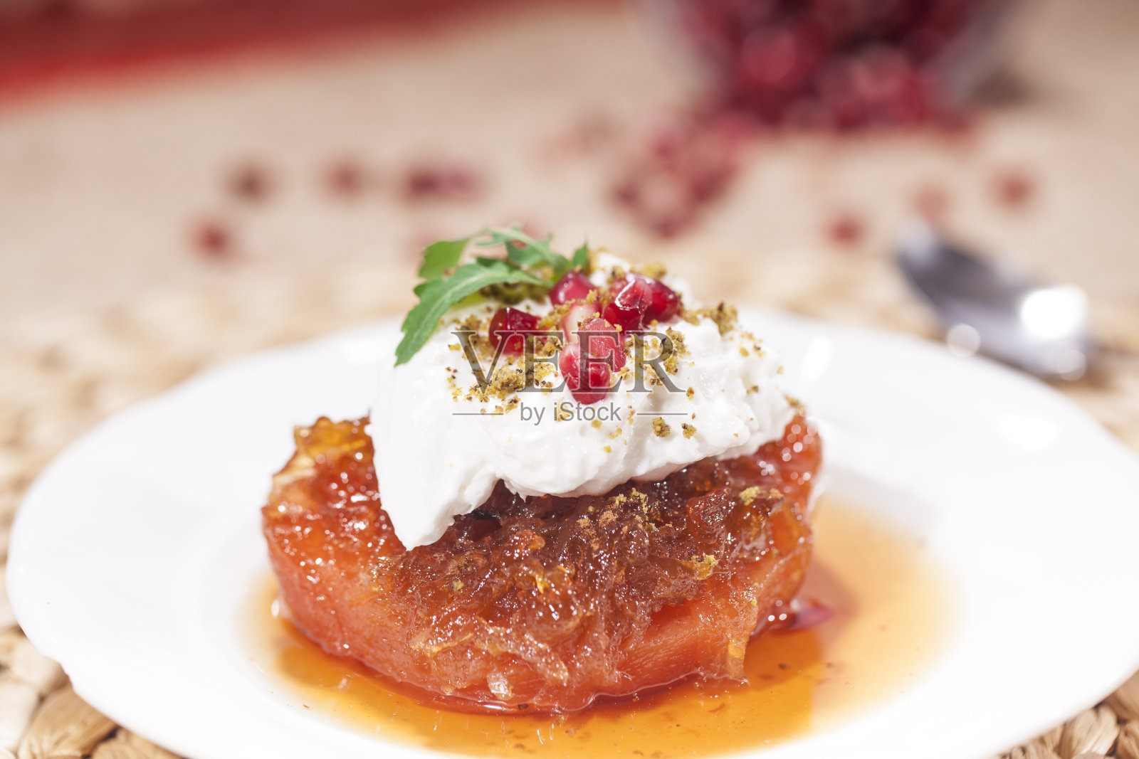 土耳其特色传统榅桲甜点与奶油在粗麻布的背景照片摄影图片