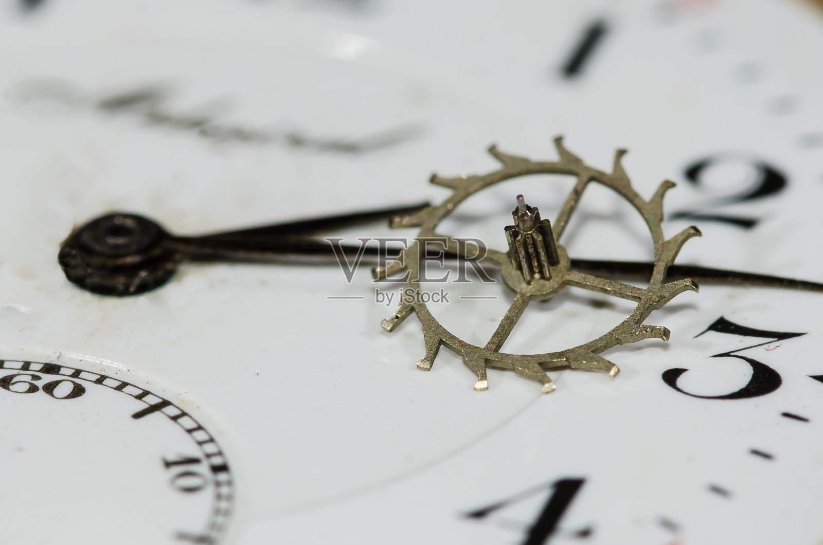 手表零件:复古金属逃生轮休息在怀表脸照片摄影图片