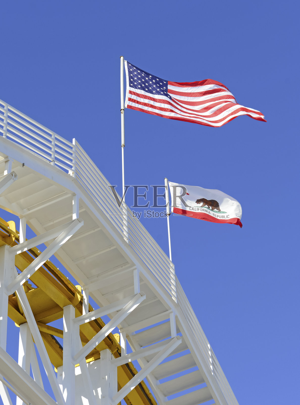 五颜六色的摩天轮在游乐园与蓝天照片摄影图片