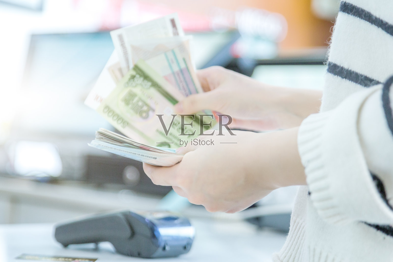 店内设有芯片密码机，现金和银行卡支付照片摄影图片