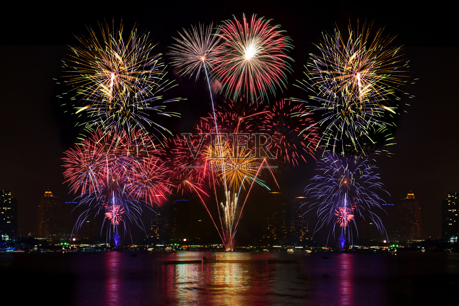 五彩缤纷的烟火照片摄影图片