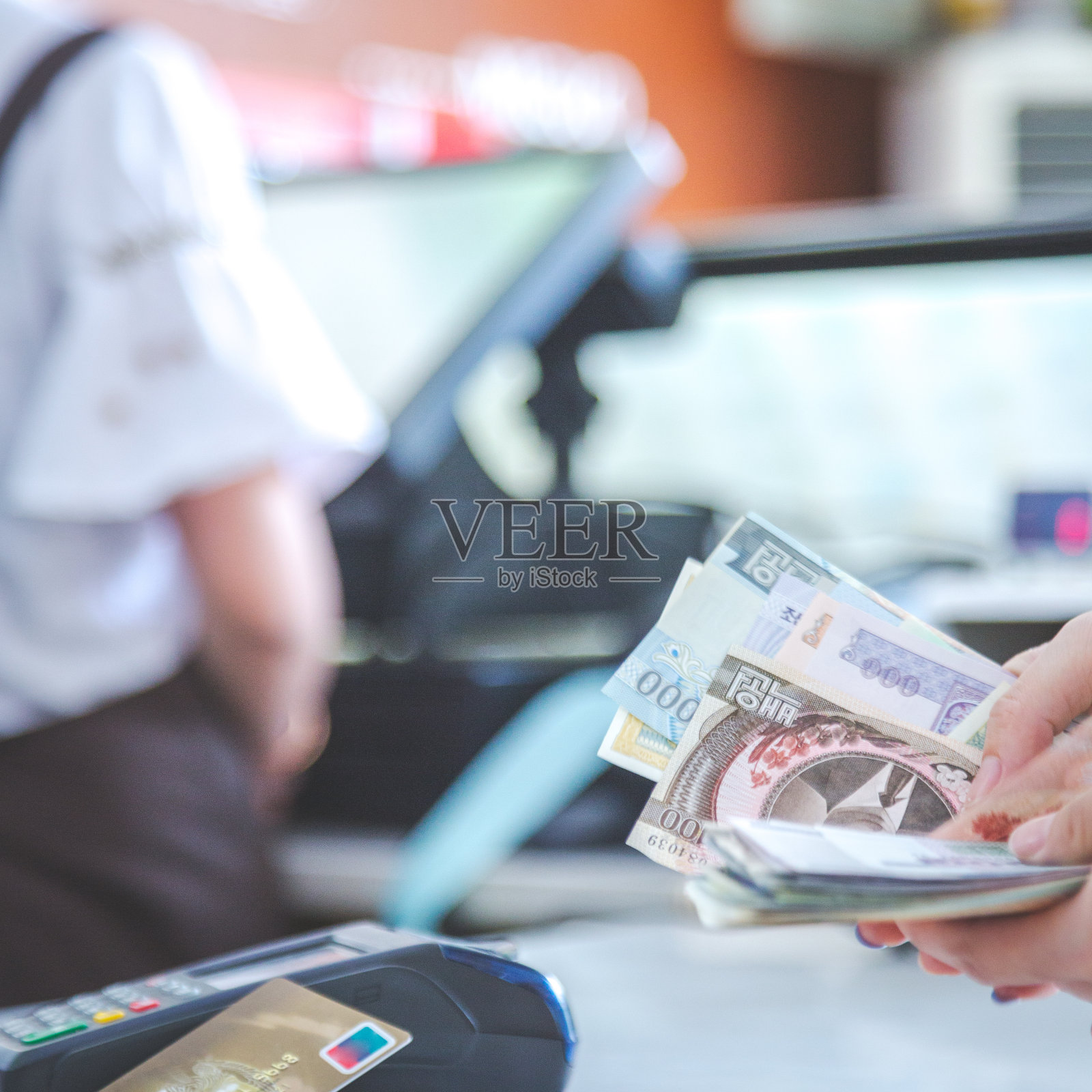 店内设有芯片密码机，现金和银行卡支付照片摄影图片