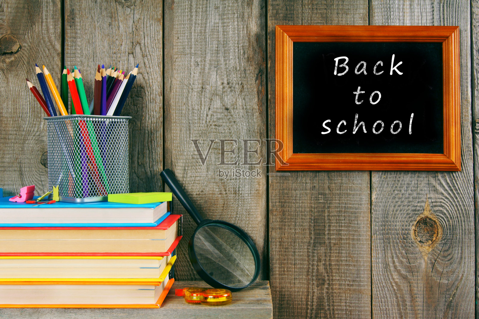 回到学校。书籍和学习工具。照片摄影图片