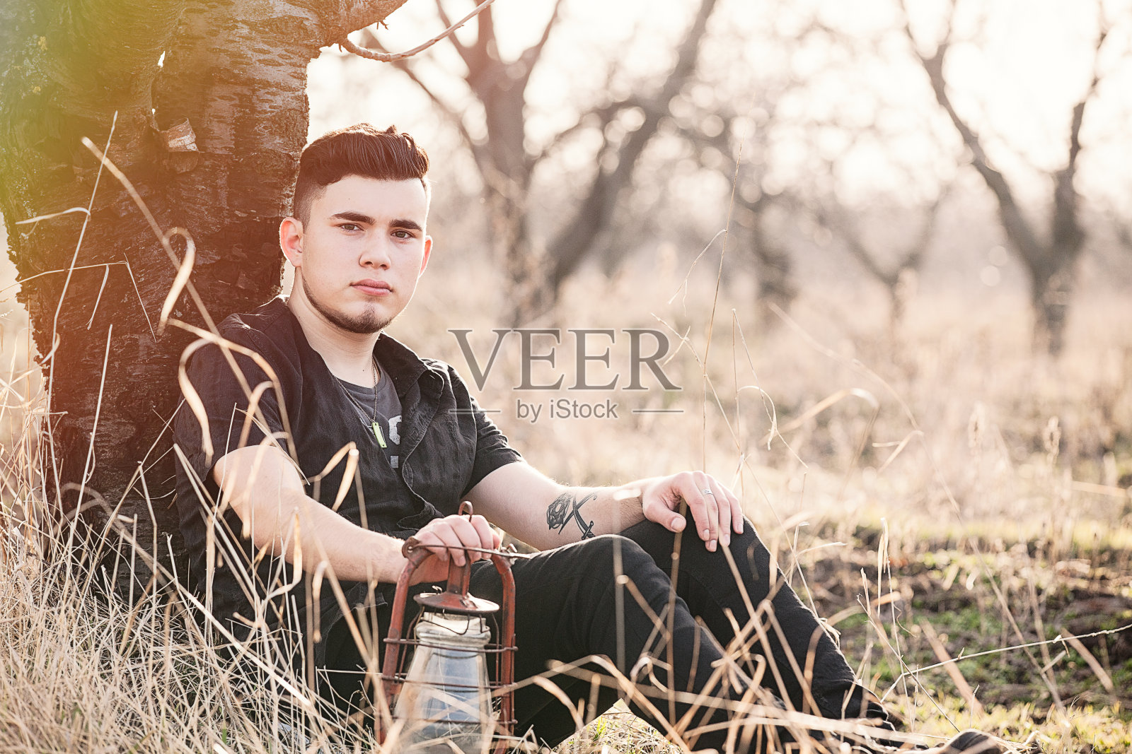 拿着古董灯的男人照片摄影图片