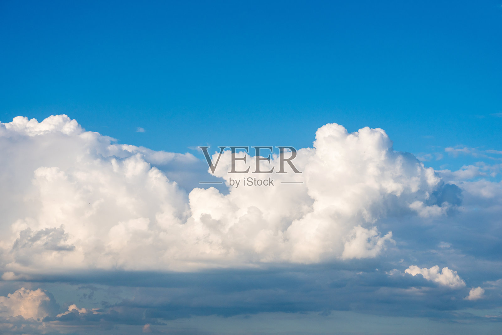 晴空万里，白云飘飘照片摄影图片