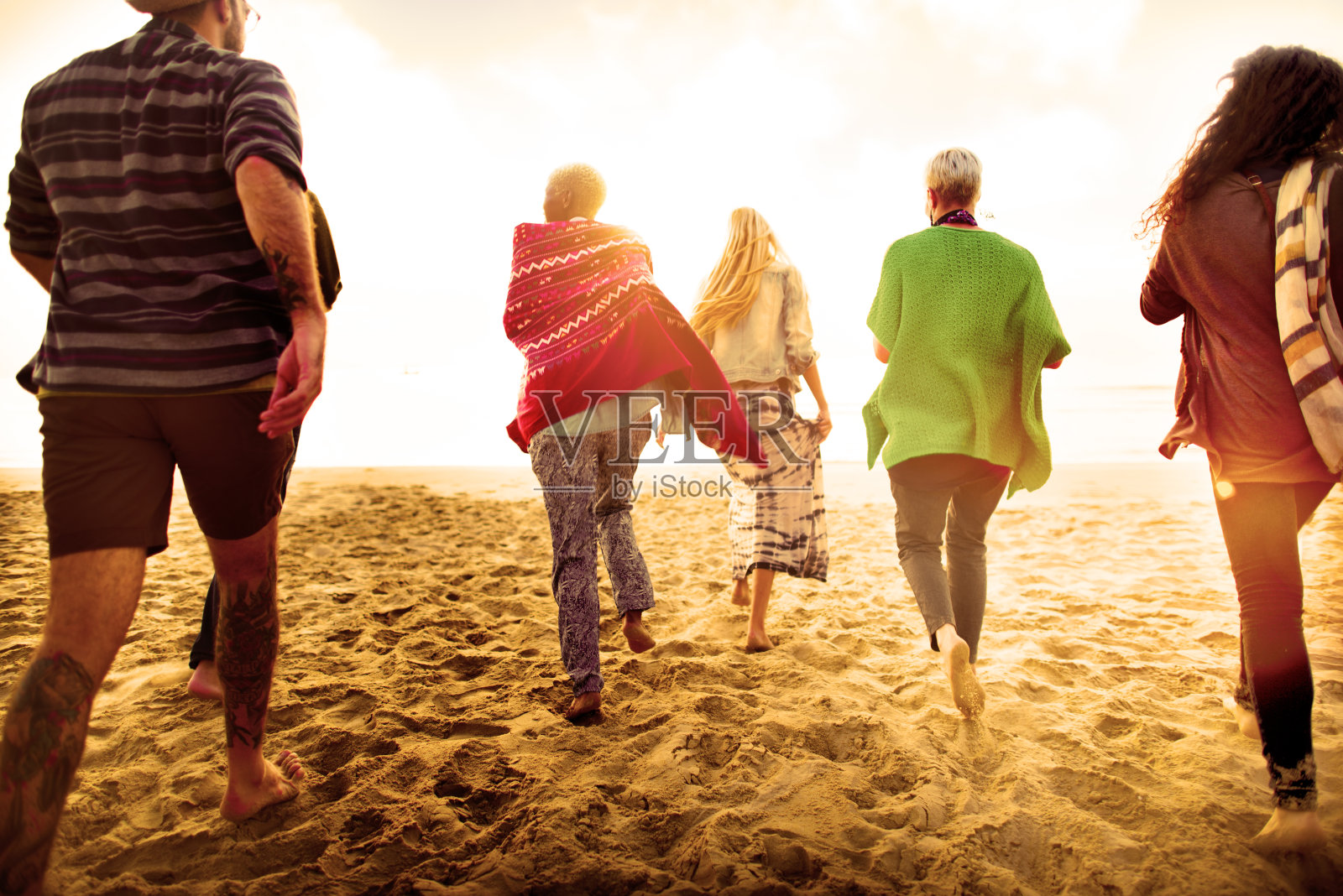 友谊纽带放松夏日海滩幸福概念照片摄影图片