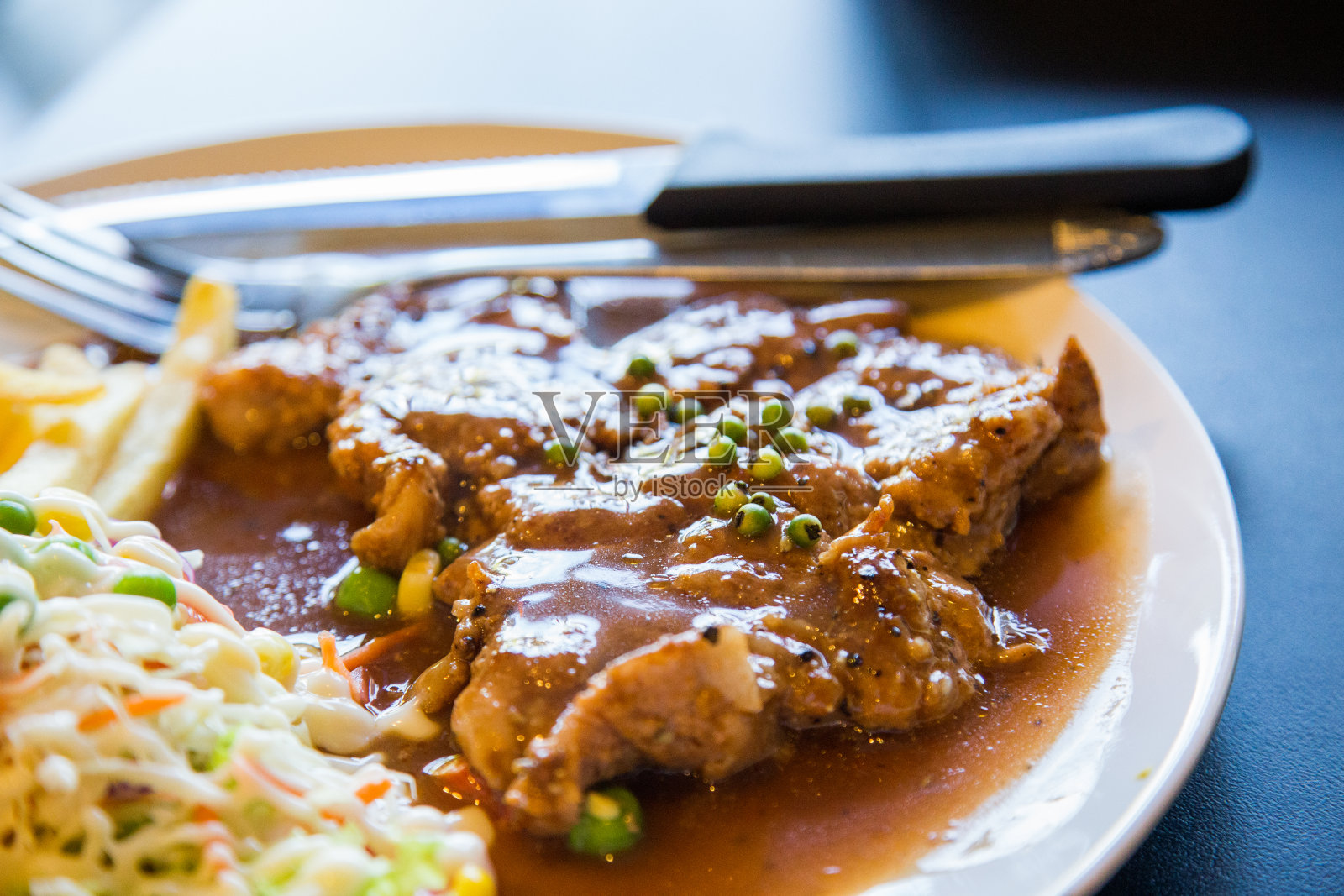 牛排是晚餐的主要食物。照片摄影图片