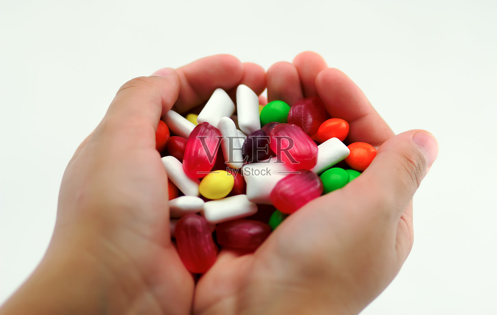 手里拿着五颜六色的糖果照片摄影图片