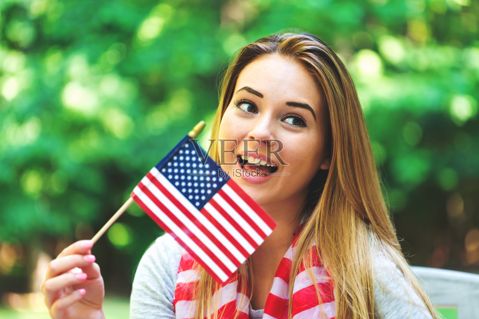 7月4日的美国国旗女孩照片摄影图片