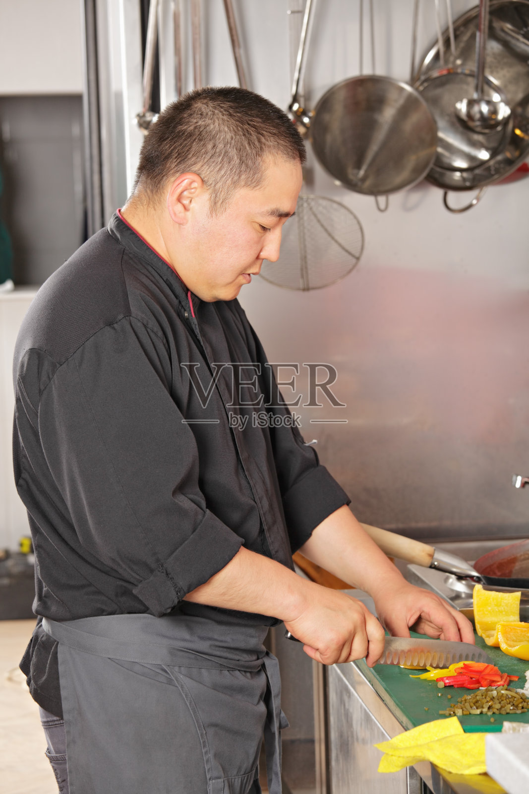 厨师切辣椒照片摄影图片