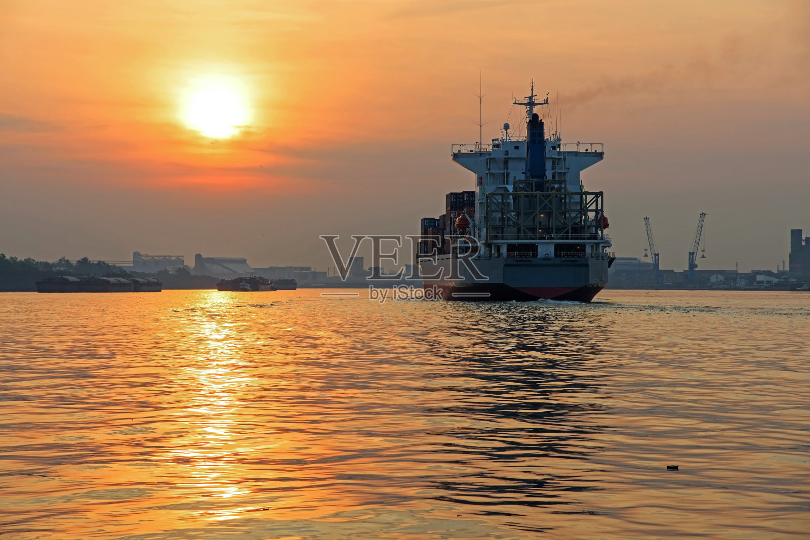 日出时分，曼谷的集装箱船起航照片摄影图片