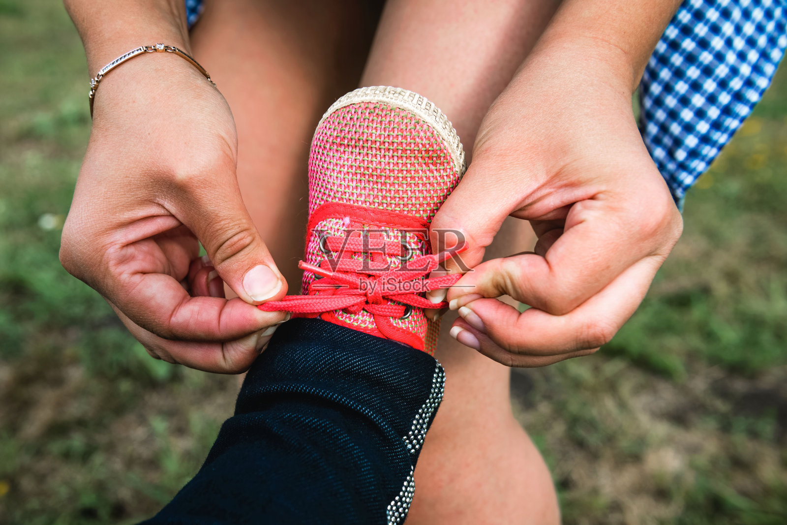 妈妈在系鞋带照片摄影图片