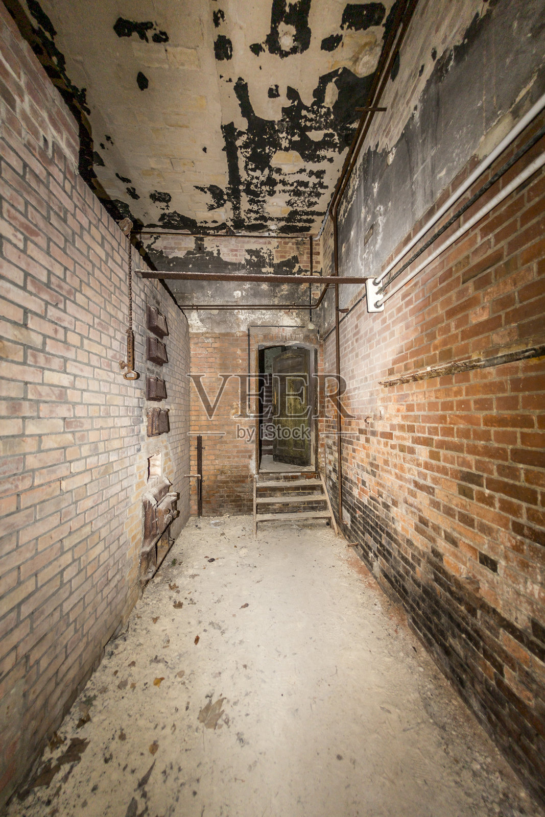 这是一条破败的老走廊照片摄影图片