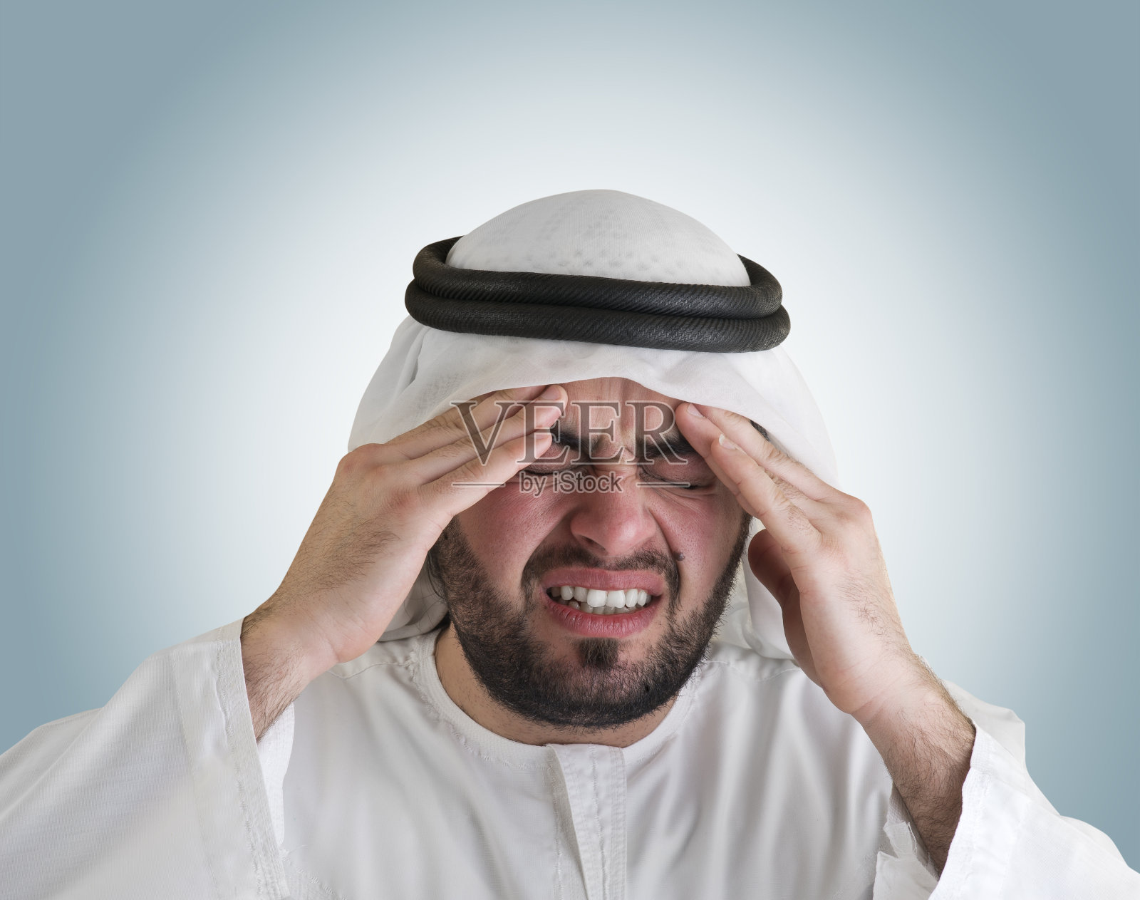 头痛的阿拉伯男人（含裁剪路径）照片摄影图片