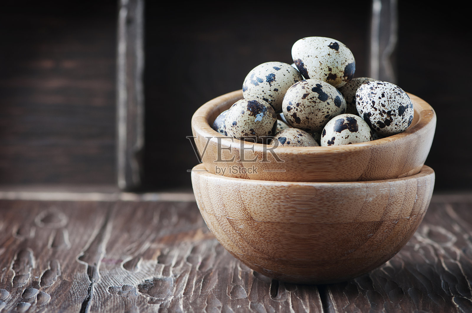 木桌上的生鹌鹑蛋照片摄影图片